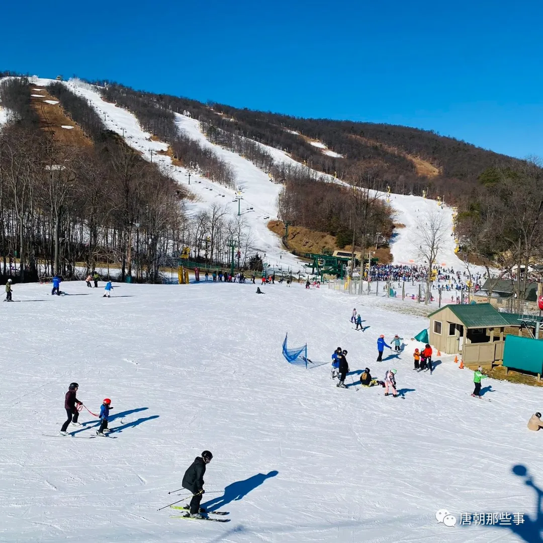 宾夕法尼亚whitetail resort滑雪场上有家长和小孩滑行