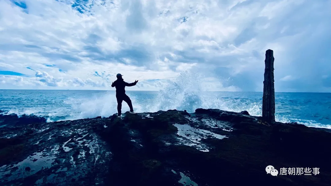 展示奋斗象征意义的图片,海浪拍打岸边