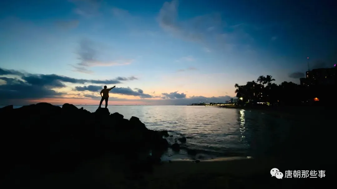 夏威夷火奴鲁鲁的威基基海滩的夜幕