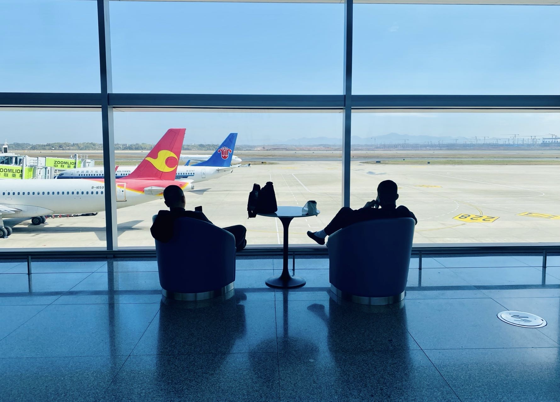 旅客在机场等待飞机,象征对于长寿的追求