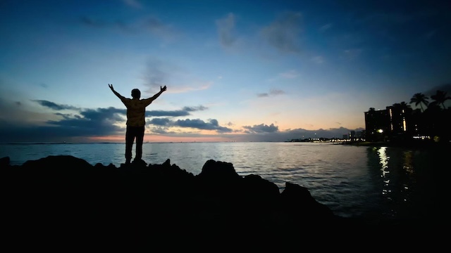 在海边专注自己,放松身体,拥抱自然